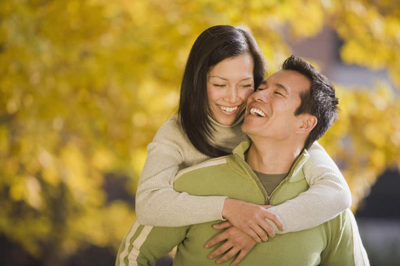 东方人,背,两个人,家庭,夫妻,站,闭眼,抱,笑,微笑,露齿笑,横图,室外,白天,正面,毛衣,爱情,植物,枫树,亚洲,服装,朦胧,模糊,浪漫,休闲装,黄种人,树,树木,衣服,绿色,自然,背着,站着,休闲,温暖,温馨,一家人,休闲服,恩爱,恋人,服饰,生长,成长,抱着,和睦,搂着,卫衣,线衫,槭树,背负,糖枫,糖槭,糖槭树,男人,男性,年轻女性,女人,女性,中年男性,亚洲人,年轻人,夫妇,情侣,闭眼睛,闭着眼,闭着眼睛,搂,搂抱,站立,半身,彩图,绒衣,套衫,套头毛衣,线衣,伴侣,融洽