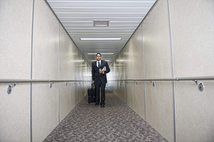 西方人,一个人,商务人士,商务男性,走,横图,室内,白天,正面,衬衫,阅读,报纸,照明,欧洲,欧洲人,仅一个男性,仅一个人,仅一个中年男性,握,学习,套装,拉杆箱,旅行箱,通道,桥,灯光,拿,拿着,注视,顶灯,灯,行李箱,箱子,灯具,观察,看,浏览,握着,观看,出差,照亮,察看,照明设备,关注,商务装,工薪阶层,廊桥,登机桥,男人,男性,中年男性,白种人,白领,上班族,步行,散步,走路,彩图,全身,衬衣,旅行