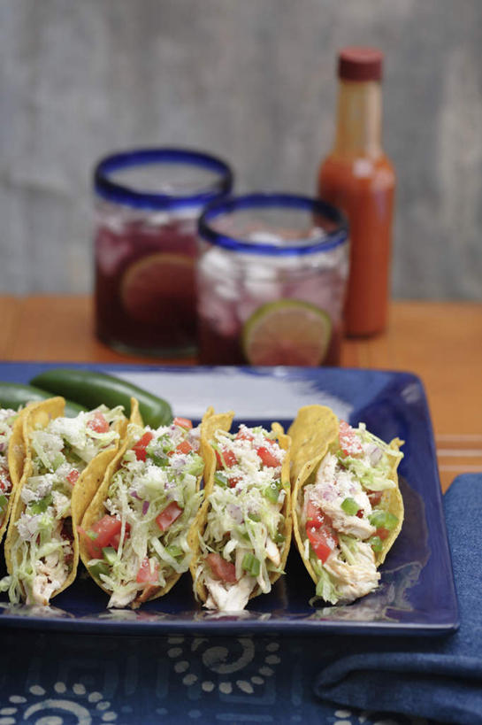 点心,无人,竖图,俯视,室内,特写,白天,餐桌,桌子,杯子,餐具,一排,阴影,整齐,反射,碟子,盘,影子,鸡肉,肉,食品,酒类,文化,饼,小吃,肉类,玻璃制品,酒,食物,糕点,饮料,排列,盘子,水杯,碟,甜食,四个,调酒,摄影,影棚,餐台,创造,队列,想象,肉食,玉米饼,汽酒,桑格利亚汽酒,玻璃杯,彩图,高角度拍摄,影棚拍摄,拍摄