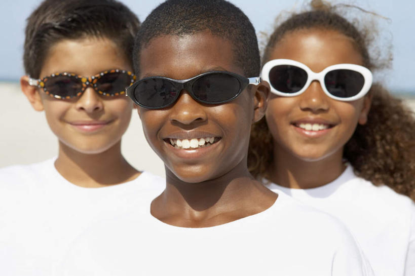西方人,儿童,脸,头,脸颊,三个人,家庭,站,笑,微笑,露齿笑,横图,室外,特写,白天,正面,纯洁,沙滩,欧洲,非洲,黑人,欧洲人,阴影,服装,朦胧,模糊,光线,墨镜,沙子,眼镜,影子,海岸,沙地,注视,休闲装,肩膀,小孩,衣服,白色,阳光,太阳镜,太阳眼镜,观察,看,站着,休闲,温暖,温馨,一家人,休闲服,遮阳镜,可爱,童年,童趣,服饰,观看,和睦,察看,关注,童真,烂漫,无邪,三副,天真,男孩,男人,男性,女孩,女人,女性,白种人,非洲人,头部,脸部,脸蛋,面部,海滩,站立,半身,彩图,融洽,男生,女生