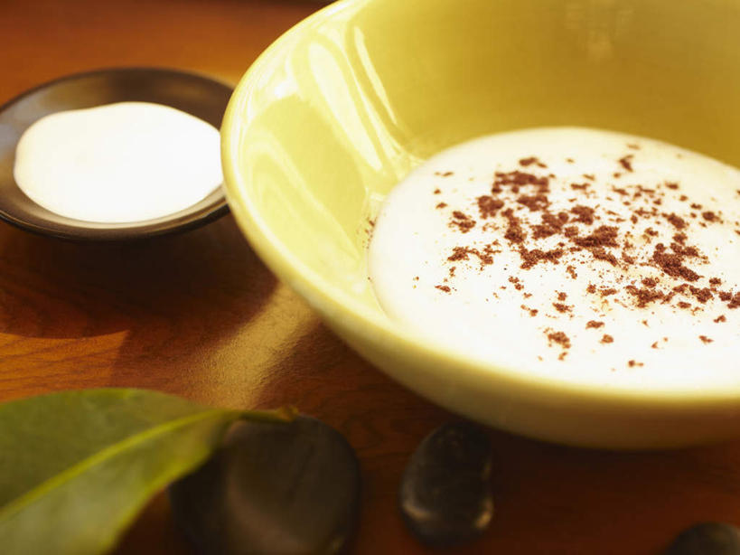 牛奶,无人,横图,俯视,室内,特写,白天,化妆,美容,石头,植物,餐桌,桌子,餐具,叶子,护肤,阴影,美白,反射,碟子,盘,润肤露,石子,纹理,影子,陶瓷,绿叶,陶瓷制品,饮品,营养,酸奶,饮料,两个,绿色,盘子,容器,碟,碗,清洁,保养,享受,休闲,嫩叶,鹅卵石,放松,去角质,保健,摄影,影棚,餐台,保湿,储藏,滋润,乳液,乳制品,护肤品,奶,储存,去死皮,护肤用品,舒缓,发酵,按摩石,养颜,肌理,去污,控油,紧肤,嫩肤,祛痘,去痘,祛角质,抗衰,再生,增白,补水,祛斑,抗皱,防皱,除皱,去皱,优格,优酪乳,叶,叶片,叶脉,石块,彩图,高角度拍摄,影棚拍摄,拍摄,贮存