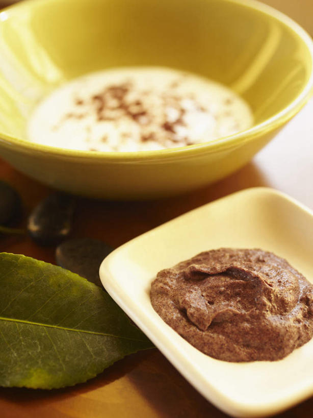 牛奶,无人,竖图,俯视,室内,特写,白天,化妆,美容,石头,植物,餐桌,桌子,餐具,叶子,护肤,阴影,美白,反射,碟子,盘,润肤露,石子,纹理,影子,陶瓷,泥土,土壤,绿叶,陶瓷制品,饮品,营养,酸奶,饮料,两个,绿色,盘子,容器,碟,碗,清洁,保养,享受,休闲,嫩叶,鹅卵石,放松,去角质,保健,摄影,影棚,餐台,保湿,储藏,滋润,乳液,乳制品,护肤品,奶,储存,去死皮,护肤用品,舒缓,发酵,按摩石,养颜,肌理,去污,控油,紧肤,嫩肤,祛痘,去痘,祛角质,抗衰,再生,增白,补水,祛斑,抗皱,防皱,除皱,去皱,优格,优酪乳,叶,叶片,叶脉,石块,彩图,高角度拍摄,影棚拍摄,拍摄,贮存