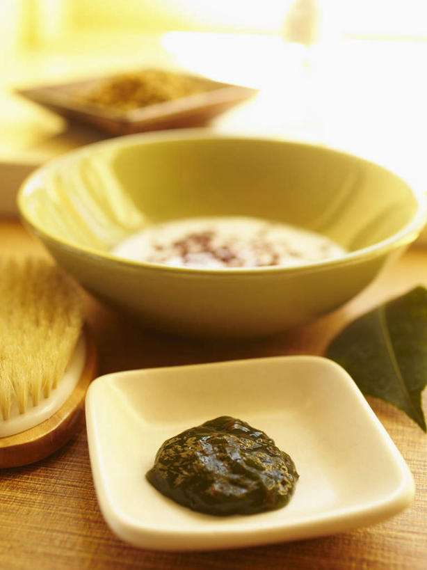 牛奶,无人,竖图,俯视,室内,特写,白天,化妆,美容,石头,植物,餐桌,桌子,餐具,叶子,护肤,阴影,美白,反射,碟子,盘,润肤露,石子,纹理,影子,陶瓷,泥土,土壤,绿叶,陶瓷制品,饮品,营养,酸奶,饮料,三个,绿色,盘子,容器,碟,碗,清洁,保养,享受,休闲,嫩叶,鹅卵石,放松,去角质,保健,摄影,影棚,餐台,保湿,储藏,滋润,乳液,乳制品,护肤品,奶,储存,去死皮,护肤用品,舒缓,发酵,按摩石,养颜,肌理,去污,控油,紧肤,嫩肤,祛痘,去痘,祛角质,抗衰,再生,增白,补水,祛斑,抗皱,防皱,除皱,去皱,优格,优酪乳,叶,叶片,叶脉,石块,彩图,高角度拍摄,影棚拍摄,拍摄,贮存