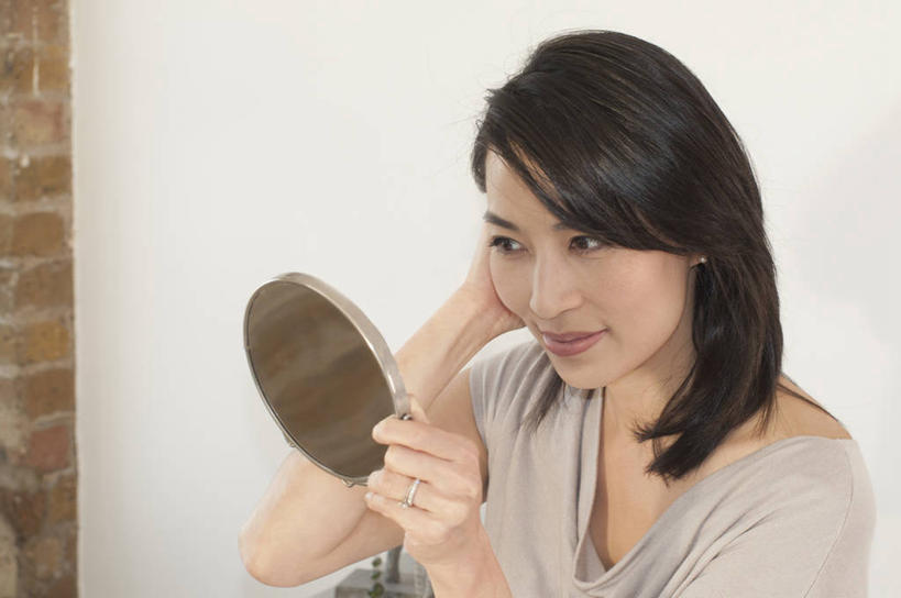 冲浪,东方人,脸,头,脸颊,手,头发,一个人,站,举,笑,摸,微笑,室内,特写,白天,正面,化妆,美容,镜子,亚洲,双手,仅一个女性,仅一个人,抚摸,握,服装,反射,墙,棕色,拿,拿着,注视,休闲装,黄种人,肩膀,墙壁,墙面,衣服,观察,看,托,站着,仅一个中年女性,休闲,手部,休闲服,握着,服饰,观看,镜像,察看,梳妆镜,镜面,关注,光学,女人,女性,中年女性,亚洲人,头部,长发,直发,脸部,脸蛋,面部,触摸,接触,举起,举手,举着,向上举,向上伸,向上托,站立,半身,彩图