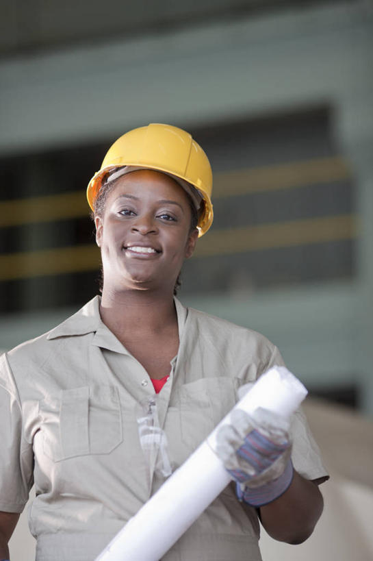 蝶泳,西方人,一个人,站,笑,微笑,露齿笑,室内,白天,正面,工作服,制服,帽子,欧洲,非洲,黑人,欧洲人,仅一个女性,仅一个人,握,朦胧,模糊,头盔,图纸,墙,设计图,拿,拿着,扭头,注视,墙壁,墙面,黄色,安全帽,观察,看,站着,转头,仅一个中年女性,握着,观看,察看,关注,工程图,草图,蓝图,一顶,工作制服,女人,女性,中年女性,非洲人,设计,站立,半身,彩图,工作套服