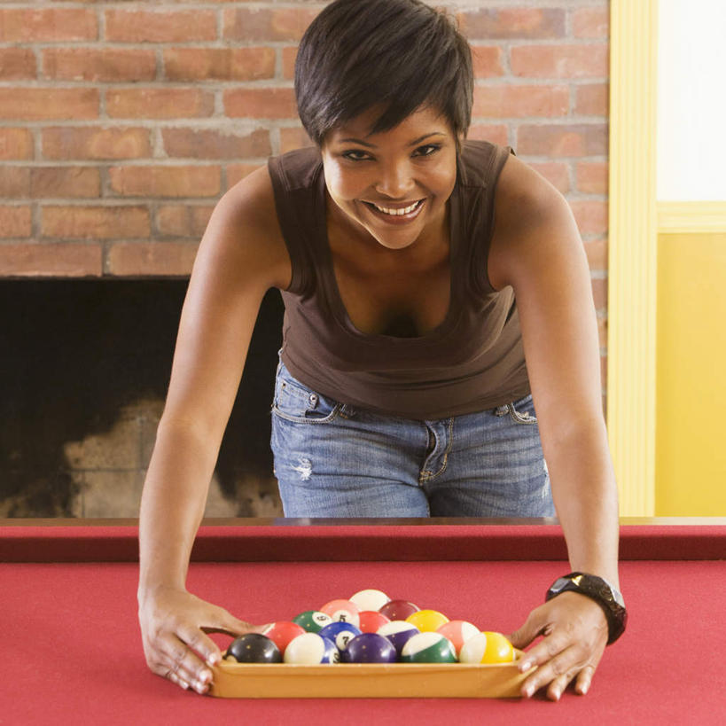 西方人,一个人,站,笑,微笑,露齿笑,方图,室内,白天,正面,建材,台球,建筑,欧洲,非洲,黑人,欧洲人,仅一个女性,仅一个人,弯腰,握,撞球,服装,裤子,木制,背心,材料,球杆,三角形,砖,砖块,墙,拿,拿着,注视,牛仔裤,运动器械,墙壁,墙面,彩球,排列,衣服,木制品,观察,看,站着,仅一个中年女性,健身器械,砖头,握着,建造,服饰,观看,察看,台球桌,衣着,穿着,关注,排序,健身器材,斯诺克,三角框,弯身,斯诺克球,斯诺克台球,衣饰,桌球,女人,女性,中年女性,非洲人,石料,站立,半身,彩图,砌墙砖,运动器材