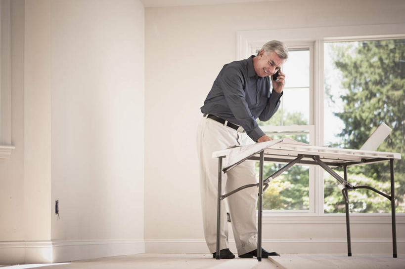 冲浪,西方人,一个人,工程师,建筑工人,建筑师,站,说,打电话,室内,白天,仰视,衬衫,讨论,电脑,笔记本电脑,植物,窗户,桌子,电话,手机,欧洲,欧洲人,仅一个男性,仅一个人,握,服装,网络,图纸,办公桌,墙,设计图,拿,拿着,注视,通讯设备,玻璃窗,墙壁,墙面,树,树木,衣服,绿色,自然,观察,看,站着,仅一个老年男性,握着,服饰,生长,成长,观看,察看,无线,衣着,穿着,关注,通信设备,无线网络,工程图,草图,蓝图,无线上网,便携式电脑,平板电脑,一部,衣饰,交流,手提电脑,老年男性,男人,男性,白种人,设计,技师,建筑工,建筑设计师,沟通,讲话,交谈,商讨,说话,谈话,通话,站立,彩图,低角度拍摄,全身,衬衣