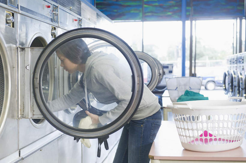 冲浪,西方人,一个人,站,室内,白天,侧面,窗户,落地窗,桌面,桌子,欧洲,欧洲人,仅一个年轻女性,仅一个女性,仅一个人,许多,握,阴影,服装,反射,木制,电器,篮子,影子,塑料,注视,休闲装,玻璃窗,衣服,木制品,塑料制品,打开,低头,观察,看,站着,休闲,休闲服,连帽衫,握着,服饰,洗衣机,观看,察看,家电,家用电器,开启,滚筒洗衣机,关注,帽衫,年轻女性,女人,女性,白种人,清洗,洗涤,站立,半身,彩图