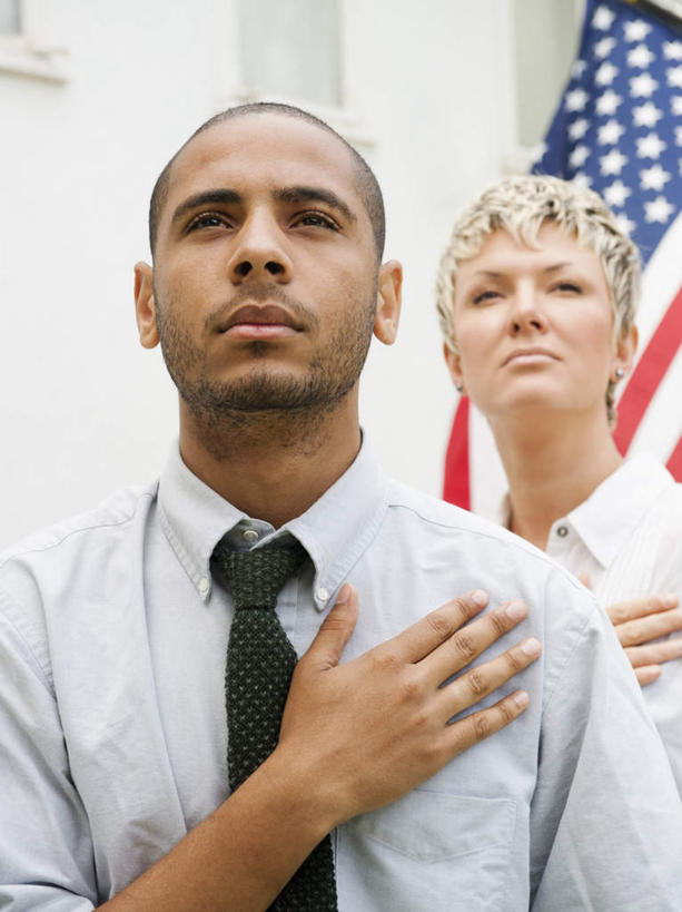 蝶泳,西方人,手,两个人,商务人士,商务男性,站,室外,白天,正面,衬衫,旗帜,国旗,欧洲,欧洲人,阴影,套装,光线,影子,墙,领带,注视,星条旗,墙壁,墙面,白色,阳光,观察,看,站着,手部,美国国旗,观看,单手,察看,象征,庄重,关注,商务装,身份,宣誓,工薪阶层,正式,地位,男人,男性,年轻男性,女人,女性,中年女性,白种人,白领,上班族,旗,站立,半身,彩图,衬衣,美利坚合众国国旗