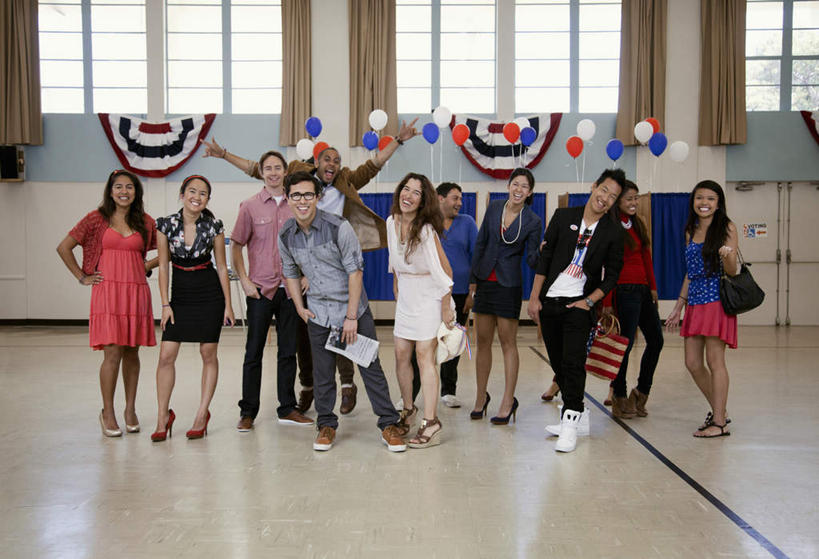 冲浪,东方人,西方人,站,举,笑,微笑,露齿笑,室内,白天,正面,裙子,窗户,窗帘,欧洲,非洲,黑人,欧洲人,亚洲,握,阴影,连衣裙,装饰,反射,包,材料,档案,文件,眼镜,影子,塑料,墙,许多人,注视,黄种人,玻璃窗,墙壁,墙面,蓝色,气球,塑料制品,资料,观察,看,托,站着,一群人,橡胶,握着,帷幕,观看,华丽,修饰,点缀,察看,关注,帷幔,文档,幕布,斜挎包,幕帘,近视眼镜,橡胶制品,衬托,美观,雅致,雅观,帷幔布,男人,男性,年轻男性,年轻女性,女人,女性,白种人,非洲人,亚洲人,举起,举手,举着,向上举,向上伸,向上托,站立,彩图,全身,公民