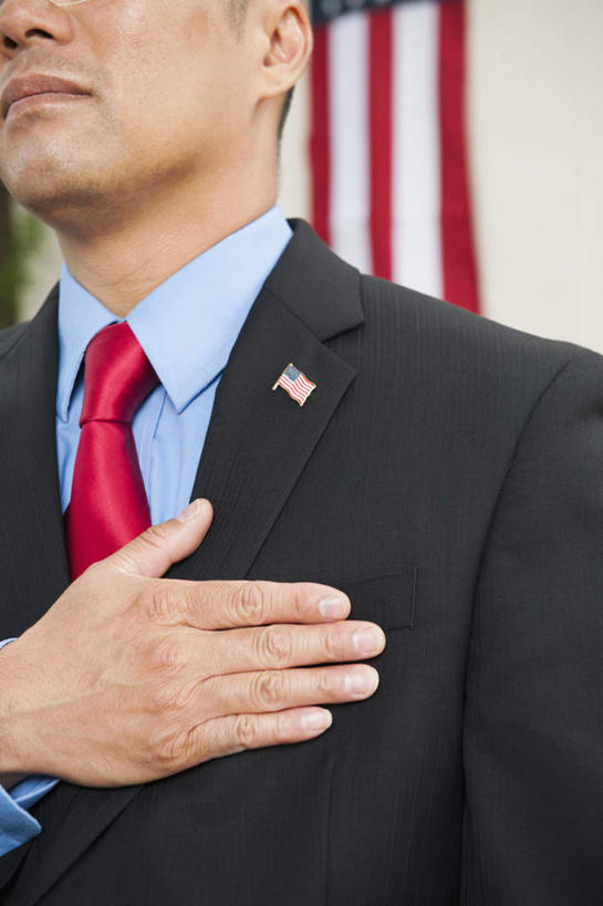 蝶泳,东方人,手,一个人,商务人士,商务男性,站,室外,特写,白天,正面,衬衫,旗帜,国旗,亚洲,仅一个男性,仅一个人,仅一个中年男性,阴影,套装,光线,影子,领带,黄种人,星条旗,阳光,站着,手部,美国国旗,单手,徽章,象征,庄重,商务装,身份,宣誓,工薪阶层,正式,地位,男人,男性,中年男性,亚洲人,白领,上班族,旗,站立,半身,彩图,衬衣,美利坚合众国国旗