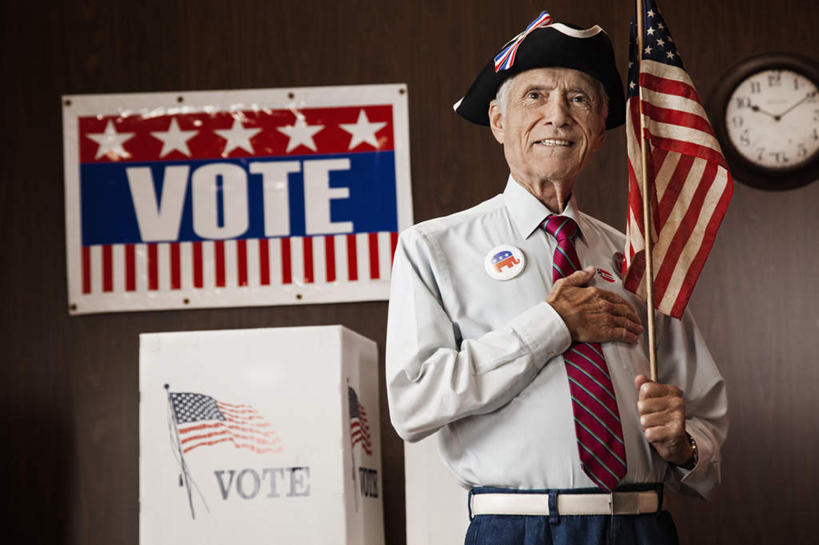 冲浪,西方人,一个人,站,笑,微笑,露齿笑,室内,白天,正面,衬衫,大象,旗帜,国旗,帽子,欧洲,欧洲人,仅一个男性,仅一个人,握,阴影,时间,反射,时钟,影子,领带,计时,注视,星条旗,挂钟,钟表,观察,看,站着,仅一个老年男性,表,握着,美国国旗,观看,察看,徽章,象征,庄重,关注,驴,身份,宣誓,正式,地位,一顶,驴子,老年男性,男人,男性,白种人,旗,钟,站立,半身,彩图,衬衣,美利坚合众国国旗,投票