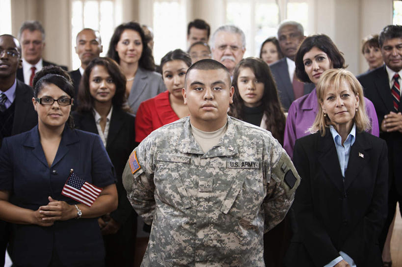 冲浪,东方人,西方人,站,室内,白天,正面,制服,窗户,旗帜,国旗,欧洲,非洲,黑人,欧洲人,亚洲,握,阴影,服装,反射,眼镜,影子,许多人,注视,休闲装,黄种人,星条旗,玻璃窗,衣服,观察,看,站着,一群人,休闲,休闲服,握着,美国国旗,服饰,观看,军人,察看,军装,关注,军服,近视眼镜,背手,老年男性,男人,男性,年轻男性,年轻女性,女人,女性,中年男性,中年女性,白种人,非洲人,亚洲人,旗,站立,半身,彩图,美利坚合众国国旗,公民