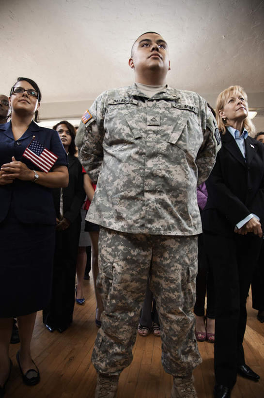 蝶泳,西方人,站,室内,白天,仰视,制服,旗帜,国旗,欧洲,欧洲人,士兵,握,阴影,反射,眼镜,影子,墙,许多人,注视,星条旗,墙壁,墙面,衣服,观察,看,站着,一群人,握着,美国国旗,观看,军人,察看,军装,关注,军服,近视眼镜,背手,兵士,男人,男性,年轻男性,年轻女性,女人,女性,中年男性,白种人,旗,站立,半身,彩图,低角度拍摄,美利坚合众国国旗,公民