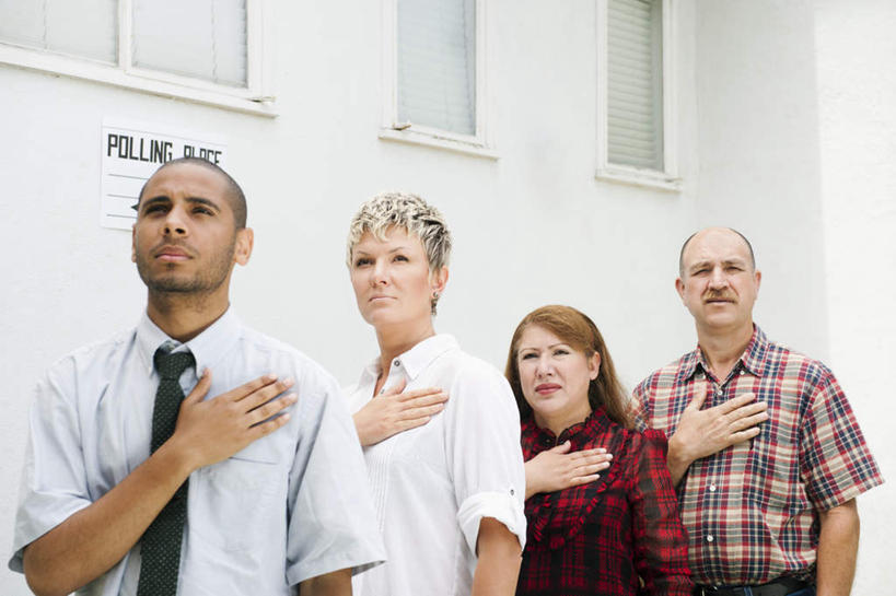 冲浪,西方人,四个人,商务人士,商务男性,站,室外,白天,正面,衬衫,欧洲,欧洲人,阴影,套装,光线,英文,标志,文字,影子,字符,字母,墙,领带,注视,标识,墙壁,墙面,白色,阳光,观察,看,站着,观看,英文字母,察看,象征,庄重,关注,商务装,身份,宣誓,工薪阶层,正式,地位,男人,男性,年轻男性,女人,女性,中年男性,中年女性,白种人,白领,上班族,站立,半身,彩图,衬衣,公民