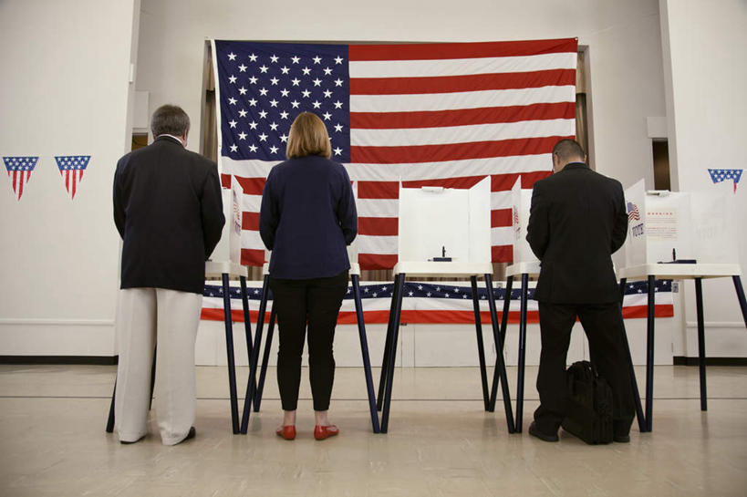 冲浪,东方人,西方人,三个人,站,室内,白天,旗帜,国旗,欧洲,欧洲人,亚洲,阴影,反射,包,公文包,影子,墙,黄种人,星条旗,墙壁,墙面,背面,白色,容器,箱子,站着,美国国旗,公事包,储藏,储存,老年男性,男人,男性,女人,女性,中年男性,中年女性,白种人,亚洲人,旗,站立,彩图,全身,美利坚合众国国旗,公民,贮存