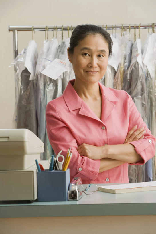 东方人,一个人,店员,商店,站,笑,双手交叉,微笑,竖图,室内,白天,正面,衬衫,衣架,亚洲,仅一个女性,仅一个人,阴影,反射,影子,墙,注视,黄种人,商铺,墙壁,墙面,粉色,观察,看,站着,仅一个中年女性,营业员,pos机,收银台,观看,察看,双手抱胸,关注,收银,收银机,干洗店,市肆,商号,销售人员,女人,女性,中年女性,亚洲人,售货员,挂衣架,晾衣架,站立,半身,彩图,衬衣,店铺