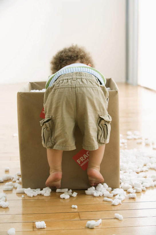 西方人,儿童,腿部,脚,脚趾,脚趾甲,腿,一个人,站,竖图,室内,白天,纯洁,地板,欧洲,非洲,黑人,欧洲人,仅一个男性,仅一个人,弯腰,服装,包装,材料,纸箱,塑料,墙,地面,休闲装,光脚,木地板,墙壁,墙面,小孩,背面,衣服,白色,容器,塑料制品,箱子,站着,仅一个小孩,休闲,赤脚,休闲服,可爱,童年,童趣,服饰,包装材料,纸板箱,隔音,童真,烂漫,无邪,包装箱,弯身,天真,男孩,男人,男性,非洲人,孩子,脚指甲,站立,彩图,全身,多孔塑料,泡沫塑料,绝热,男生