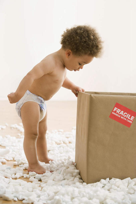 西方人,婴儿,儿童,腿部,脚,脚趾,脚趾甲,腿,一个人,站,闭眼,竖图,室内,白天,侧面,纯洁,指示牌,欧洲,非洲,黑人,欧洲人,仅一个人,握,英文,包装,标志,材料,文字,纸箱,字符,塑料,字母,墙,光脚,标识,尿布,纸尿裤,尿不湿,墙壁,墙面,小孩,白色,容器,塑料制品,箱子,低头,站着,赤脚,可爱,握着,活泼,英文字母,包装材料,纸尿布,宝宝,纸板箱,隔音,纯真,烂漫,无邪,包装箱,纸尿片,伶俐,天真,非洲人,孩子,脚指甲,闭眼睛,闭着眼,闭着眼睛,站立,彩图,全身,多孔塑料,泡沫塑料,绝热