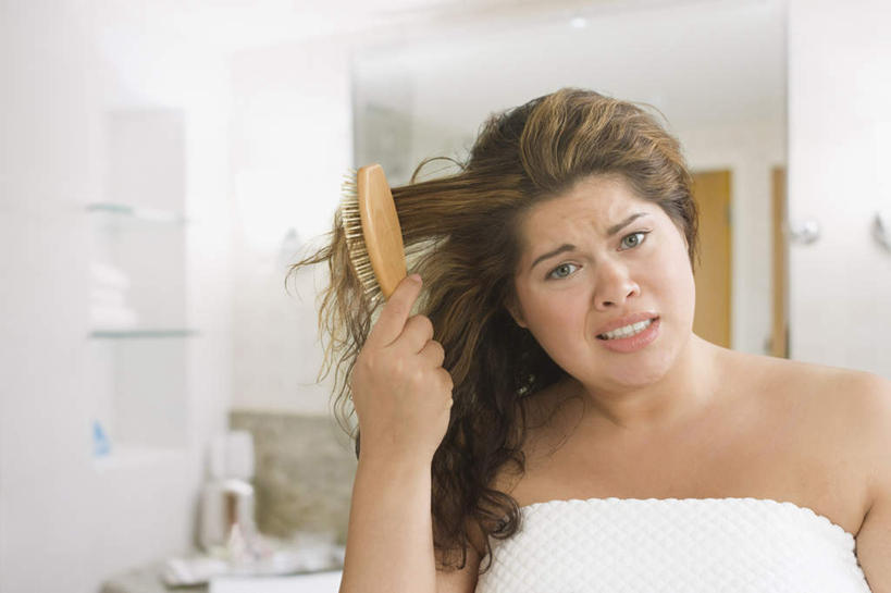 西方人,一个人,站,横图,室内,白天,正面,失败,卫生间,浴室,欧洲,欧洲人,仅一个年轻女性,仅一个女性,仅一个人,握,沮丧,纺织物,浴巾,拿,梳子,拿着,注视,白色,毛巾,日用品,观察,看,清洁,站着,难受,无奈,握着,观看,保暖,失望,悲伤,察看,伤心,难过,关注,失落,透气,防水,颓废,美发用品,挫败,受挫,落败,落空,错过,失足,失意,失策,失算,颓丧,衰颓,悲哀,懊丧,颓靡,气馁,丧气,储水,耐磨,吸水,败北,挫折,失利,年轻女性,女人,女性,白种人,淋浴房,站立,半身,彩图,冲凉房,沐浴间,沐浴室