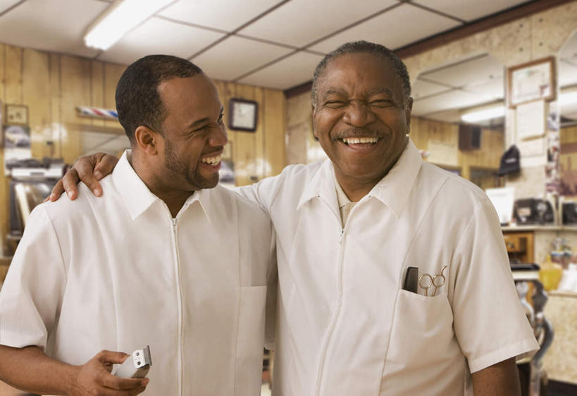 西方人,两个人,家庭,父亲,儿子,理发师,站,笑,微笑,露齿笑,横图,室内,白天,正面,工作服,制服,欧洲,非洲,黑人,欧洲人,握,剃须刀,拿,拿着,注视,观察,看,清洁,站着,温暖,温馨,父子,一家人,父爱,搭,护理,握着,观看,刮胡刀,和睦,察看,家电,家用电器,搭着,关注,剃须,电动剃须刀,仪容,工作制服,仪表,老年男性,男人,男性,中年男性,非洲人,发型师,理发员,美发师,站立,半身,彩图,工作套服,融洽,小家电