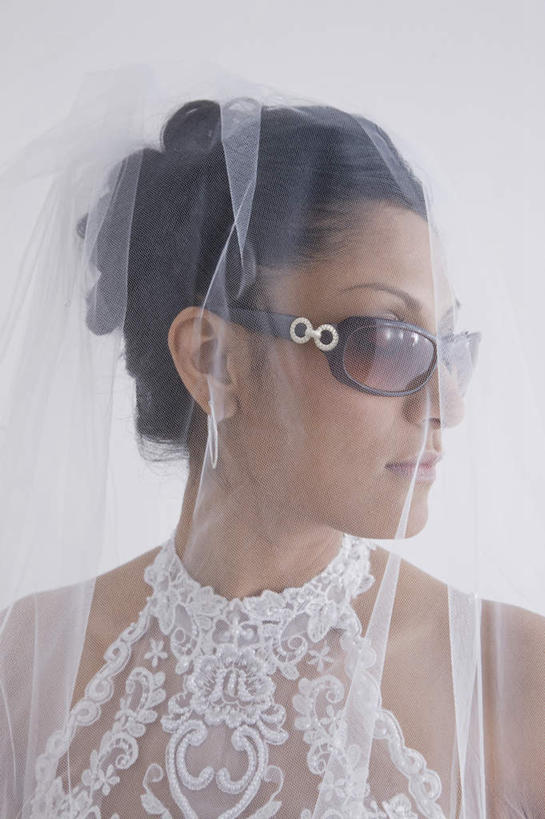 西方人,脸,头,脸颊,一个人,新娘,站,闭眼,竖图,室内,特写,白天,白色背景,正面,婚纱,婚礼,快乐,欧洲,欧洲人,仅一个年轻女性,仅一个女性,仅一个人,一副,阴影,头纱,庆祝,反射,墨镜,眼镜,影子,结婚,扭头,肩膀,太阳镜,太阳眼镜,站着,转头,喜庆,遮阳镜,摄影,影棚,纪念,年轻女性,女人,女性,白种人,头部,脸部,脸蛋,面部,闭眼睛,闭着眼,闭着眼睛,站立,半身,彩图,影棚拍摄,婚礼服,礼服,高兴,拍摄,婚礼头纱