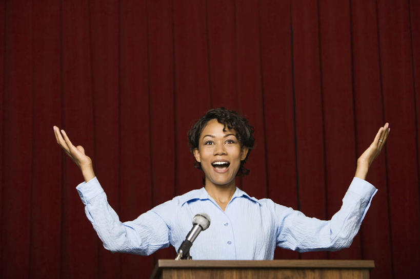 西方人,一个人,商务人士,商务女性,站,伸展双臂,笑,微笑,露齿笑,横图,室内,白天,正面,欧洲,非洲,黑人,欧洲人,仅一个年轻女性,仅一个女性,仅一个人,套装,注视,话筒,讲台,观察,看,站着,帷幕,观看,察看,麦克风,关注,扩音器,帷幔,演说台,商务装,幕布,幕帘,传声器,工薪阶层,演讲台,微音器,帷幔布,年轻女性,女人,女性,非洲人,白领,上班族,敞开双臂,伸开双臂,展开双肩,站立,张开手臂,张开双臂,半身,彩图