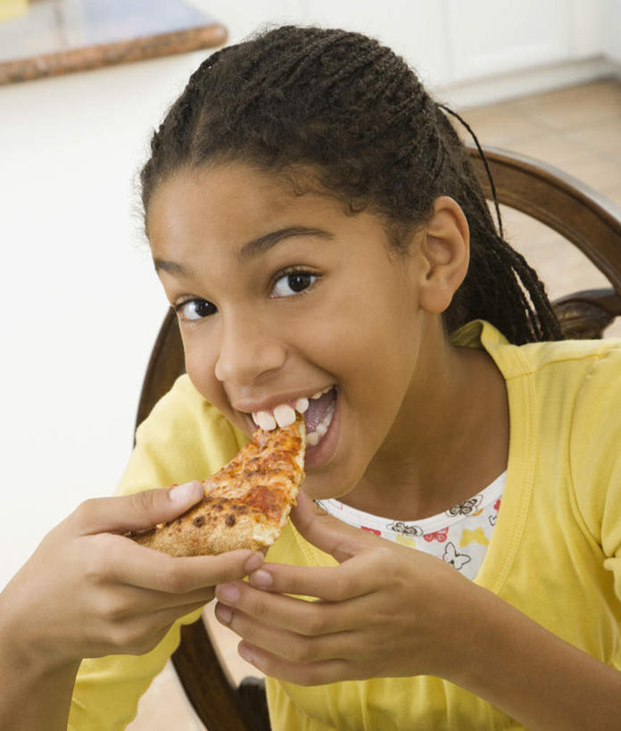 西方人,儿童,一个人,坐,吃,竖图,俯视,室内,白天,烹饪,西餐,纯洁,椅子,欧洲,欧洲人,仅一个女性,仅一个人,一块,切开,握,服装,木椅,料理,食品,披萨,匹萨,拿,拿着,注视,休闲装,菜肴,美食,食物,小孩,衣服,黄色,快餐,观察,看,切,仅一个小孩,休闲,休闲服,可爱,童年,童趣,西式,握着,服饰,佳肴,观看,察看,比萨,关注,剖面,童真,西式快餐,垃圾食品,烂漫,无邪,切面,意大利薄饼,天真,女孩,女人,女性,白种人,孩子,嚼,食,坐着,半身,彩图,高角度拍摄,玛格丽特披萨,女生