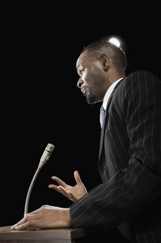 一个人,商务人士,商务男性,站,说,竖图,侧面,衬衫,讨论,仅一个男性,仅一个人,仅一个中年男性,阴影,套装,反射,影子,领带,注视,一个,话筒,讲台,观察,看,站着,单个,观看,察看,麦克风,庄重,关注,扩音器,演说台,商务装,身份,传声器,工薪阶层,演讲台,正式,微音器,交流,男人,男性,中年男性,白领,上班族,沟通,讲话,交谈,商讨,说话,谈话,站立,彩图,衬衣