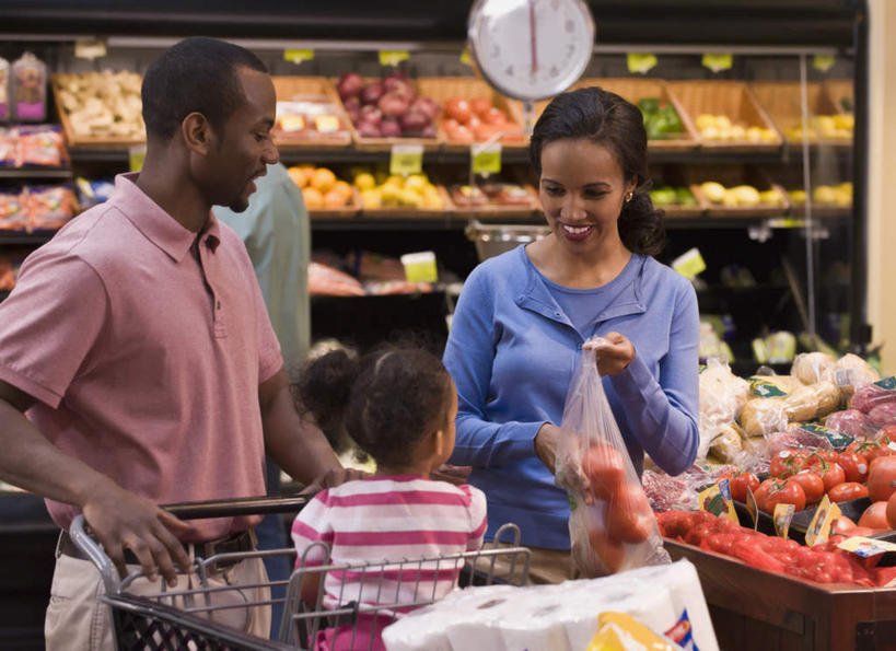 西方人,儿童,中年人,背部,三个人,家庭,夫妻,母亲,父亲,女儿,商店,站,坐,笑,微笑,露齿笑,横图,室内,白天,正面,爱情,购物,纯洁,消费,超市,蔬菜,西红柿,袋子,水果,购物车,欧洲,欧洲人,握,服装,新鲜,塑料,生食,食品,果实,浪漫,拿,拿着,扭头,注视,休闲装,塑料袋,蔬果,货架,架子,车,食物,小孩,衣服,容器,手推车,塑料制品,观察,看,站着,转头,休闲,温暖,温馨,父女,母女,三口之家,一家人,休闲服,恩爱,父爱,可爱,母爱,童年,童趣,握着,金融,恋人,百货,服饰,有机食品,绿色食品,观看,储藏,和睦,察看,便利,储存,存放,关注,载具,陈列架,选购,贸易,童真,百货公司,烂漫,无邪,保鲜袋,快捷,血拼,方便,超市货架,寄存,寄放,暂存,天真,男人,男性,女孩,女人,女性,中年男性,中年女性,白种人,孩子,夫妇,情侣,超级市场,大卖场,番茄,站立,坐着,半身,彩图,购物商场,购物中心,商业中心,伴侣,融洽,贮存,女生