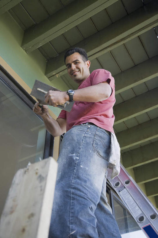 西方人,一个人,家,站,攀登,竖图,室外,白天,仰视,装修,建筑,金属制品,欧洲,欧洲人,仅一个男性,仅一个人,仅一个中年男性,握,服装,裤子,金属,工具,梯子,房屋,阶梯,屋子,拿,拿着,注视,牛仔裤,休闲装,装潢,楼房,住宅,施工,衣服,低头,观察,看,站着,休闲,休闲服,爬,握着,服饰,观看,上升,察看,关注,刮刀,油灰刀,腻子刀,登高,垂头,男人,男性,中年男性,白种人,攀爬,站立,半身,彩图,低角度拍摄,房子