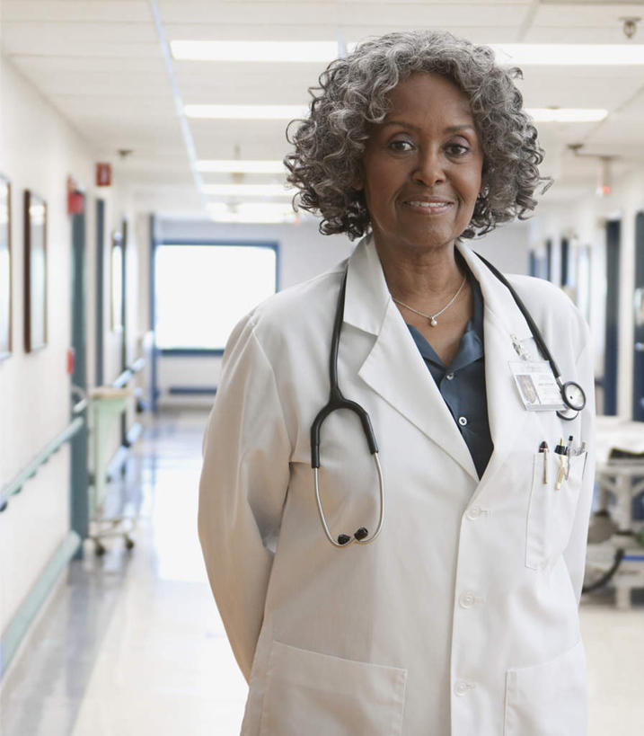 西方人,一个人,医生,医院,站,笑,微笑,露齿笑,竖图,室内,白天,正面,窗户,欧洲,非洲,黑人,欧洲人,仅一个女性,仅一个人,服装,墙,走道,走廊,过道,注视,玻璃窗,墙壁,墙面,衣服,白色,听诊器,观察,看,站着,医护人员,医疗人员,服饰,仅一个老年女性,观看,察看,医疗设备,衣着,白大褂,穿着,关注,医疗器械,医疗工具,背手,实验服,医疗机构,衣饰,检测工具,老年女性,女人,女性,非洲人,大夫,站立,半身,彩图,病院,诊所,实验衣