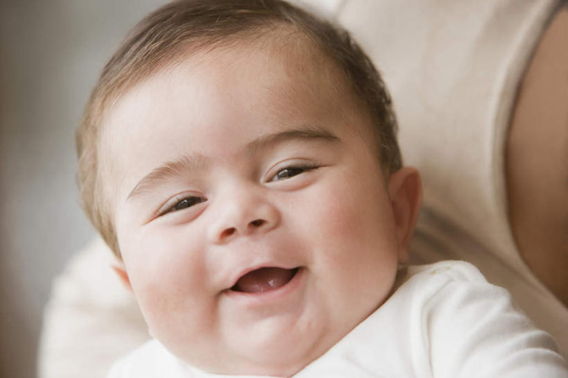 西方人,婴儿,儿童,中年人,脸,头,脸颊,两个人,家庭,母亲,笑,微笑,横图,室内,特写,白天,正面,纯洁,欧洲,欧洲人,服装,注视,休闲装,小孩,衣服,观察,看,休闲,温暖,温馨,一家人,休闲服,可爱,母爱,童年,童趣,服饰,活泼,观看,和睦,察看,关注,宝宝,童真,纯真,烂漫,无邪,母婴,伶俐,天真,女人,女性,中年女性,白种人,孩子,头部,脸部,脸蛋,面部,半身,彩图,融洽