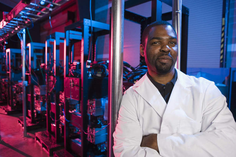 西方人,一个人,科学家,站,双手交叉,横图,室内,白天,正面,实验,研发,欧洲,非洲,黑人,欧洲人,仅一个男性,仅一个人,仅一个中年男性,阴影,服装,研究,光线,科学,影子,实验室,研究室,灯光,注视,衣服,白色,观察,看,站着,服饰,观看,科研,察看,双手抱胸,衣着,科研人员,白大褂,穿着,关注,化验,研究者,检验,研究所,实验服,科学研究者,化验室,检验室,衣饰,男人,男性,中年男性,非洲人,科学工作者,站立,半身,彩图,实验衣