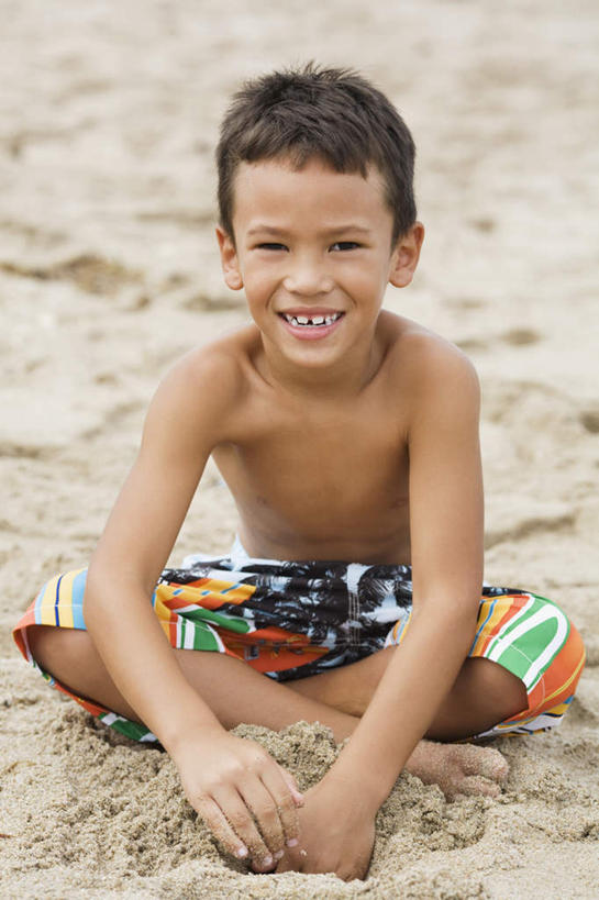 西方人,儿童,一个人,坐,笑,盘腿,微笑,露齿笑,竖图,室外,白天,正面,纯洁,沙滩,欧洲,欧洲人,仅一个男性,仅一个人,握,短裤,裤子,沙子,海岸,沙地,拿,拿着,注视,裸露,小孩,观察,看,仅一个小孩,可爱,童年,童趣,握着,沙滩裤,观看,察看,关注,裸,童真,烂漫,无邪,天真,男孩,男人,男性,白种人,孩子,海滩,盘腿而坐,盘膝,盘着腿的,盘着腿坐,双腿交叉,坐着,彩图,全身,男生