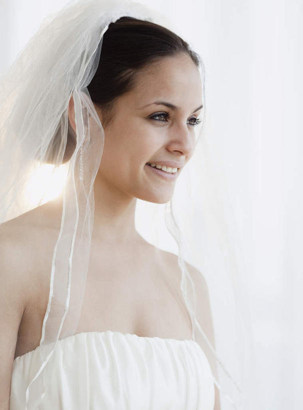 西方人,一个人,新娘,站,笑,微笑,露齿笑,竖图,室内,白天,白色背景,正面,婚纱,婚礼,快乐,欧洲,欧洲人,仅一个年轻女性,仅一个女性,仅一个人,阴影,头纱,庆祝,反射,影子,结婚,注视,白色,观察,看,站着,喜庆,摄影,影棚,观看,纪念,察看,关注,年轻女性,女人,女性,白种人,站立,半身,彩图,影棚拍摄,婚礼服,礼服,高兴,拍摄,婚礼头纱