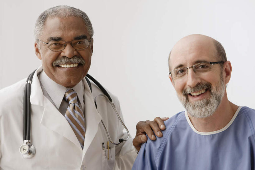 西方人,两个人,医生,病人,站,笑,微笑,露齿笑,横图,室内,白天,白色背景,正面,工作服,衬衫,制服,欧洲,非洲,黑人,欧洲人,阴影,反射,眼镜,影子,领带,注视,蓝色,听诊器,观察,看,站着,医护人员,医疗人员,搭,摄影,影棚,观看,老花镜,察看,医疗设备,白大褂,搭着,关注,病患,医疗器械,医疗工具,病号服,工作制服,远视眼镜,检测工具,老年男性,男人,男性,非洲人,大夫,患者,就医者,站立,半身,彩图,影棚拍摄,衬衣,工作套服,拍摄