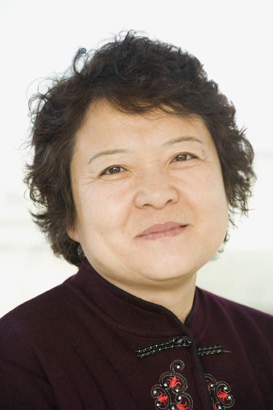 东方人,脸,头,脸颊,头发,一个人,笑,微笑,竖图,室内,特写,白天,白色背景,正面,民族服装,亚洲,仅一个女性,仅一个人,阴影,反射,影子,注视,黄种人,肩膀,黑色,观察,看,摄影,仅一个老年女性,影棚,观看,察看,关注,老年女性,女人,女性,亚洲人,头部,卷发,脸部,脸蛋,面部,半身,彩图,影棚拍摄,传统服装,民俗服,拍摄,唐装,短发