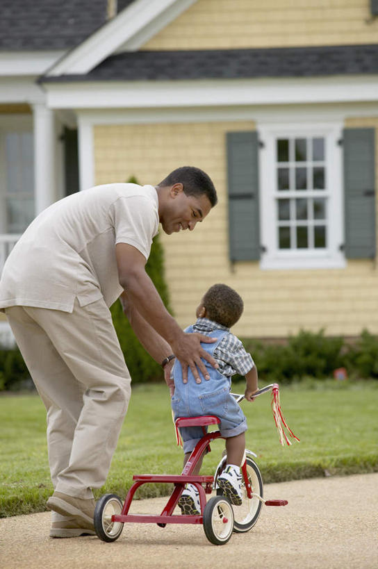 西方人,儿童,两个人,家庭,父亲,儿子,家,站,坐,竖图,室外,白天,纯洁,草地,草坪,植物,别墅,道路,路,欧洲,非洲,黑人,欧洲人,一辆,弯腰,握,服装,房屋,屋子,公寓,小路,三轮车,交通,注视,休闲装,洋房,楼房,住宅,车,脚踏车,草,树,树木,小孩,骑,背面,衣服,绿色,自然,交通工具,扶,观察,看,站着,骑车,休闲,温暖,温馨,父子,一家人,休闲服,父爱,可爱,童年,童趣,握着,服饰,乡间小路,生长,成长,观看,和睦,察看,扶着,关注,载具,儿童车,童真,烂漫,无邪,弯身,天真,男孩,男人,男性,年轻男性,非洲人,孩子,年轻人,站立,坐着,彩图,全身,房子,儿童三轮车,融洽,男生