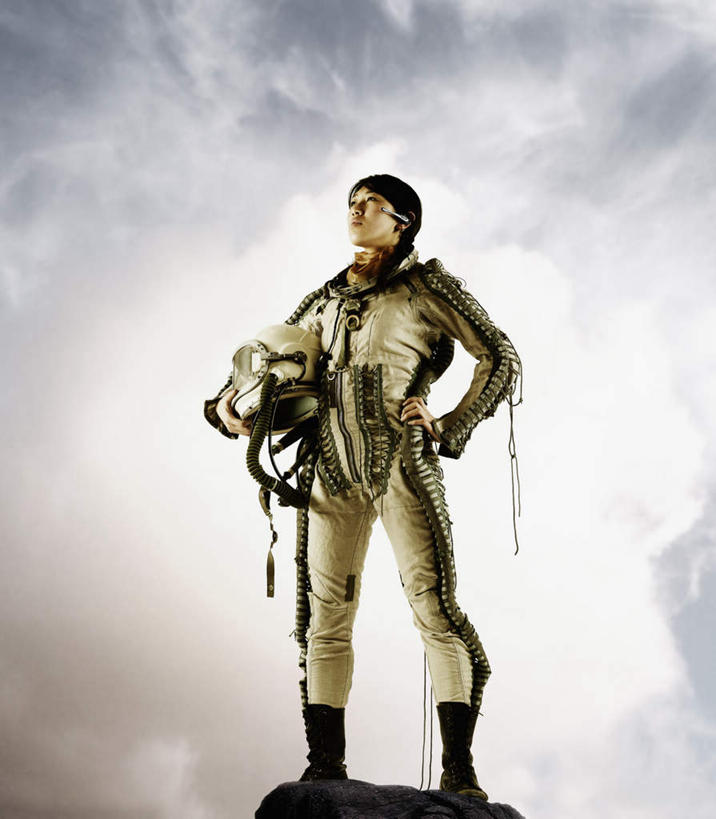 东方人,一个人,无人,宇航员,站,走,竖图,室内,白天,正面,探险,神秘,数码,宇宙,科技,亚洲,仅一个年轻女性,仅一个女性,仅一个人,握,阴影,宇航服,飞船,光线,科学,太空,太空船,网络,星球,头盔,光,星云,高光,几何,计算机图形,拿,合成,拿着,注视,黄种人,手叉腰,行走,自然,叉腰,观察,看,站着,行星,探索,握着,太阳系,星系,观看,发现,电脑合成图,数码合成图,火星,天体,察看,太空服,合成图,关注,宇宙飞船,星体,天文学,外太空,写实,具体,具象,八大行星,荧惑星,年轻女性,女人,女性,亚洲人,步行,站立,走路,半身,彩图