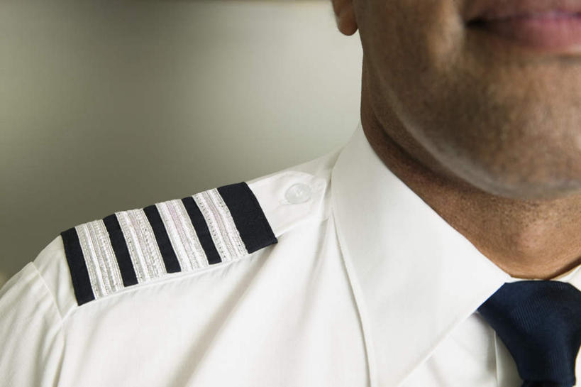 西方人,脸,头,脸颊,一个人,飞行员,横图,室内,特写,白天,正面,工作服,制服,欧洲,非洲,黑人,欧洲人,仅一个男性,仅一个人,仅一个中年男性,领带,象征,庄重,身份,正式,地位,工作制服,男人,男性,中年男性,非洲人,头部,脸部,脸蛋,面部,飞行人员,半身,彩图,工作套服