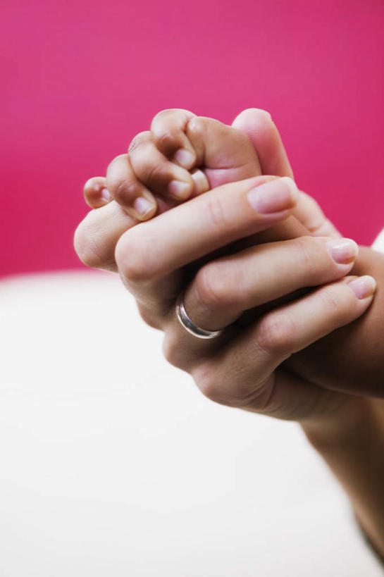 西方人,婴儿,儿童,手,两个人,家庭,母亲,握手,竖图,室内,特写,白天,正面,爱情,纯洁,欧洲,欧洲人,浪漫,装饰品,小孩,戒指,饰品,首饰,温暖,温馨,一家人,手部,恩爱,可爱,母爱,童年,童趣,活泼,信物,和睦,权利,宝宝,童真,纯真,烂漫,无邪,手饰,母婴,伶俐,天真,年轻女性,女人,女性,白种人,孩子,年轻人,搀手,拉手,手搀手,手拉手,手牵手,手握手,半身,彩图,融洽