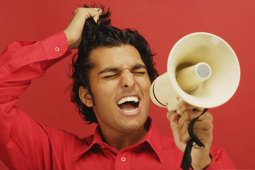 一个人,站,闭眼,横图,室内,白天,正面,亚洲,仅一个男性,仅一个人,握,红色背景,服装,拿,大喊,拿着,休闲装,喇叭,仅一个年轻男性,一个,衣服,红色,话筒,站着,张嘴,休闲,休闲服,握着,摄影,服饰,影棚,单个,大叫,传声筒,张大嘴巴,大呼,男人,男性,年轻男性,亚洲人,印度人,张开嘴,闭眼睛,闭着眼,闭着眼睛,站立,半身,彩图,影棚拍摄,拍摄