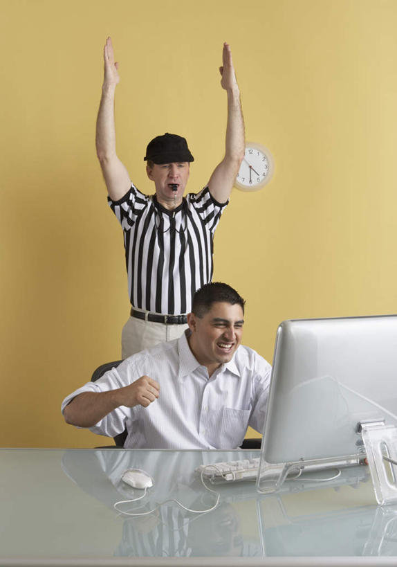 西方人,两个人,同事,商务人士,商务男性,办公室,站,坐,举,笑,微笑,露齿笑,竖图,室内,白天,正面,衬衫,成功,合作,团队,集体,信心,机器,电脑,显示器,鼠标,键盘,家具,桌子,帽子,欧洲,欧洲人,套装,时间,网络,时钟,办公桌,墙,计时,注视,输入设备,通讯设备,运动帽,队伍,墙壁,墙面,黄色,挂钟,钟表,观察,看,托,站着,表,台式电脑,鸭舌帽,观看,一台,察看,领导,成就,关注,通信设备,商务装,登记,合伙,领袖,工薪阶层,打卡,输出设备,办公家具,男人,男性,中年男性,白种人,白领,上班族,钟,举起,举手,举着,向上举,向上伸,向上托,站立,坐着,半身,彩图,衬衣,打卡器