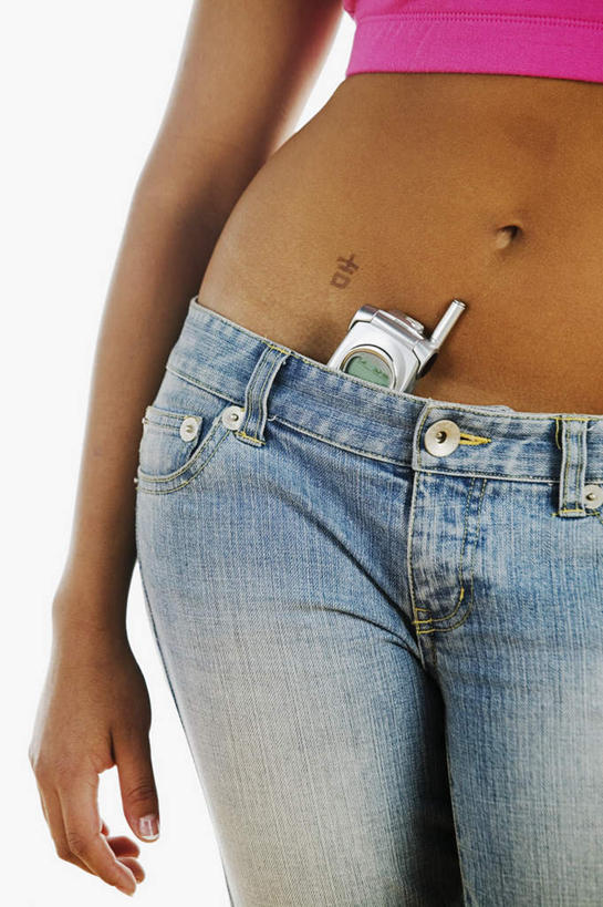 西方人,腹部,肚脐,一个人,站,打电话,竖图,室内,特写,白天,白色背景,正面,电话,手机,欧洲,欧洲人,仅一个年轻女性,仅一个女性,仅一个人,阴影,服装,反射,背心,影子,通讯设备,衣服,站着,肚脐眼,摄影,服饰,影棚,衣着,穿着,苗条,一部,衣饰,修长,露脐装,交流,年轻女性,女人,女性,白种人,腹,肚子,沟通,通话,站立,半身,彩图,影棚拍摄,拍摄