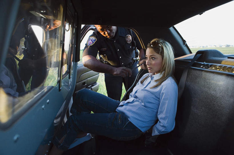 西方人,两个人,交警,站,坐,横图,室内,白天,正面,工作服,制服,窗户,汽车,警车,欧洲,非洲,黑人,欧洲人,一辆,阴影,服装,光线,墨镜,眼镜,影子,注视,休闲装,玻璃窗,车,衣服,阳光,车窗,太阳镜,太阳眼镜,交通工具,观察,看,站着,休闲,休闲服,遮阳镜,服饰,观看,察看,衣着,犯人,穿着,关注,载具,警服,工作制服,衣饰,巡逻车,男人,男性,女人,女性,中年男性,中年女性,白种人,非洲人,交通管理员,交通警察,站立,坐着,半身,彩图,工作套服