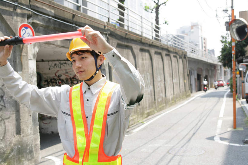 东方人,一个人,交警,高楼大厦,栏杆,站,举,横图,室外,白天,正面,工作服,制服,办公楼,植物,大厦,道路,建筑,路,摩天大楼,写字楼,帽子,亚洲,仅一个男性,仅一个人,握,头盔,围栏,小路,交通,拿,拿着,注视,黄种人,护栏,树,树木,仅一个年轻男性,一个,红色,绿色,自然,安全帽,楼宇,观察,看,托,站着,商务楼,握着,生长,单个,成长,观看,察看,关注,警棍,工作制服,男人,男性,年轻男性,亚洲人,交通管理员,交通警察,举起,举手,举着,向上举,向上伸,向上托,站立,半身,彩图,工作套服,大楼,高层建筑,高楼,摩天楼