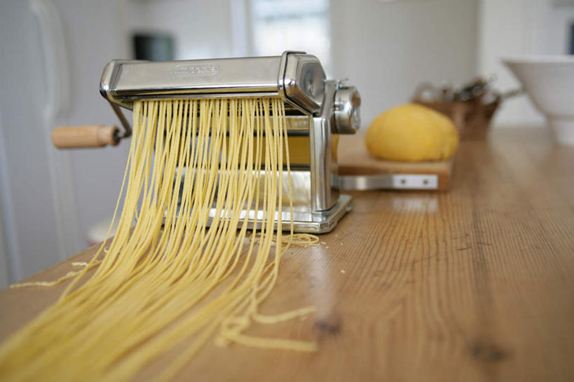 面食,面条,意大利面,无人,横图,俯视,室内,特写,白天,西餐,餐桌,厨房,桌子,切开,阴影,朦胧,模糊,反射,电器,工具,影子,面,料理,食品,设备,食物,黄色,切,西式,餐台,家电,家用电器,面条机,彩图,高角度拍摄,灶间