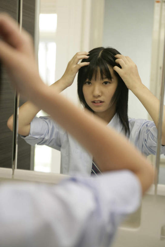 东方人,一个人,学生,站,竖图,室内,白天,衬衫,制服,镜子,卫生间,浴室,亚洲,仅一个年轻女性,仅一个女性,仅一个人,握,阴影,服装,朦胧,模糊,反射,影子,领带,注视,黄种人,背面,观察,看,站着,校服,握着,观看,整理,镜像,察看,镜面,关注,学生服,年轻女性,女人,女性,亚洲人,淋浴房,站立,半身,彩图,衬衣,冲凉房,沐浴间,沐浴室,日本校服