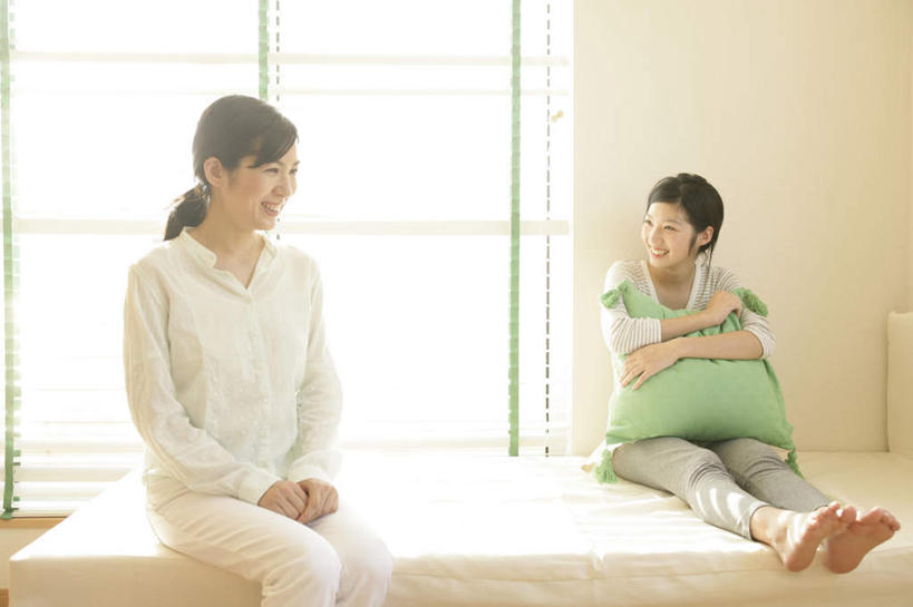 东方人,两个人,家庭,母亲,女儿,坐,抱,横图,室内,白天,正面,窗户,床,靠垫,卧室,亚洲,阴影,服装,反射,影子,墙,床单,靠枕,注视,休闲装,黄种人,被子,玻璃窗,相视,墙壁,墙面,衣服,白色,垫子,枕头,观察,看,休闲,温暖,温馨,母女,一家人,面对面,休闲服,母爱,服饰,单人床,抱着,观看,对视,和睦,察看,被单,互视,搂着,关注,相对,相看,年轻女性,女人,女性,中年女性,亚洲人,搂,搂抱,坐着,半身,彩图,睡房,卧房,融洽